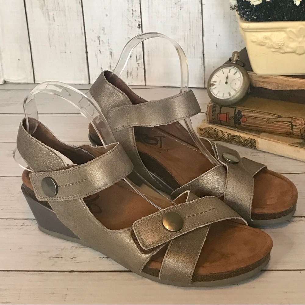 OTBT Sandey Wedge Metallic Sandal - Picture 10 of 11